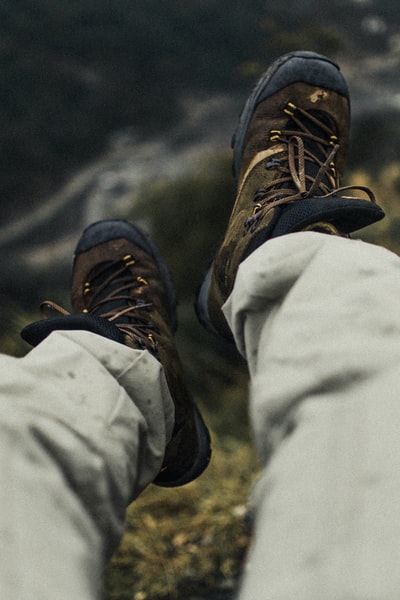 穿登山鞋的人的选择性聚焦摄影